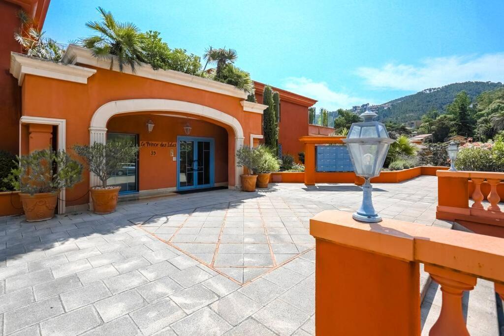French Riviera 1 Bedroom On The Beach Facing Cannes Теуль-сюр-Мер Екстер'єр фото
